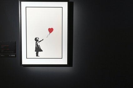 Słynne dzieła Banksy'ego trafią na sprzedaż. Pozbywa się ich znany celebryta