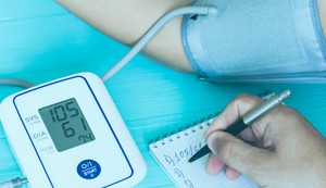 Najbolje je meriti krvni pritisak dva puta dnevno - ujutru i uveče