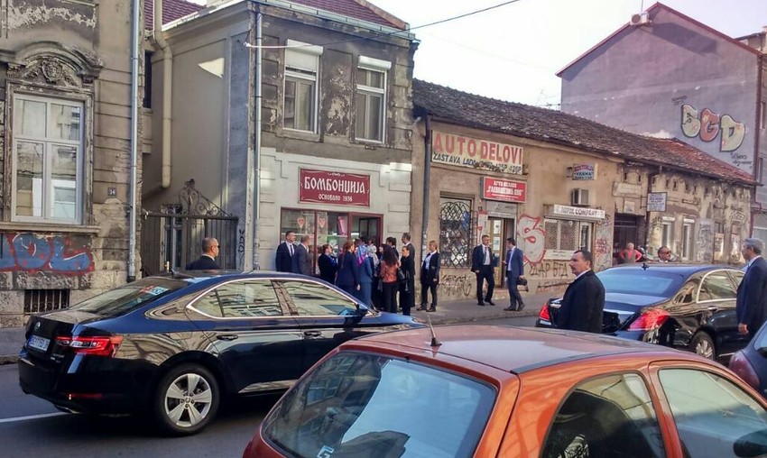 Emina Erdogan sa obezbeđenjem ispred radnje