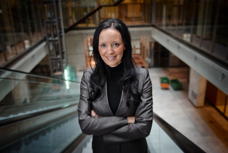 8. Karina Wściubiak Hankó, prezes Alchemii - 12 lat i 2,8 miesiąca. Nazwę Alchemia dla dawnego przedsiębiorstwa Garbarnia Brzeg wymyśliła sama. Gdy w maju 2001 roku stawała na czele tej firmy miała zaledwie 24 lata i była najmłodszym prezesem spółki notowanej na warszawskiej giełdzie. Mimo tak młodego wieku – jak sama przyznała – budziła strach u podwładnych.
Dziś Alchemia to grupa firm zajmujących się produkcją wyrobów stalowych, przede wszystkim rur. W jej skład wchodzą m.in. Huta Batory, Walcownia Rur Andrzej, czy Huta Bankowa (w której zarządzie również zasiada Karina Wściubiak). Jedyna w naszym rankingu prezesów długodystansowców kobieta lubi wypoczywać na wyspach - Malediwy, Seszele, Bali - i gra na fortepianie.