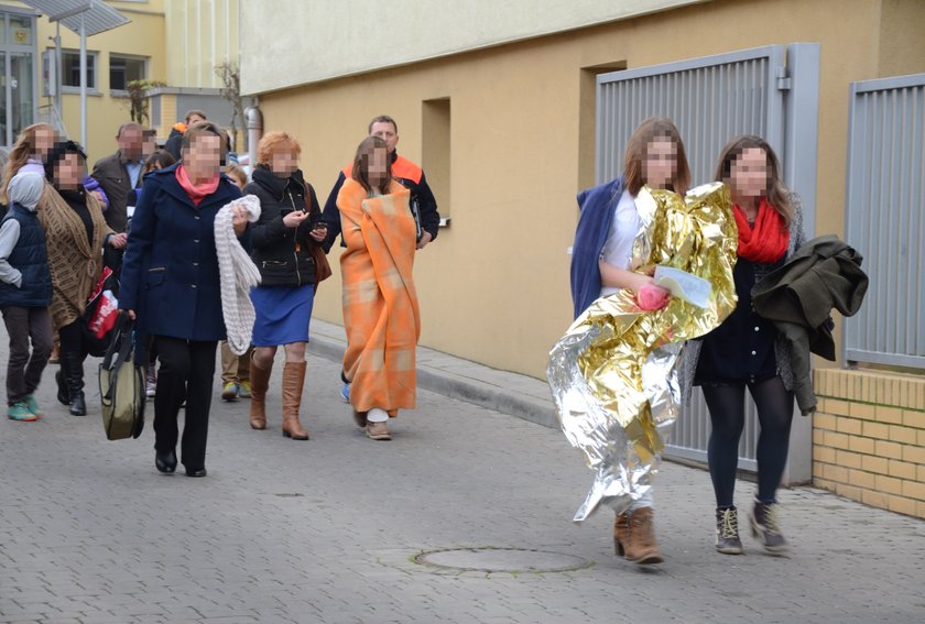 Ewakuacja dzieci ze Szkoły Podstawowej nr 7 w Lubinie