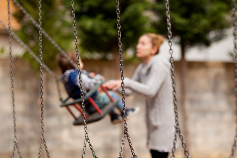 Polki i Polacy są zgodni – role opiekuńcze to także obowiązek mężczyzn. Sęk w tym, że panowie muszą przejść od deklaracji do czynów