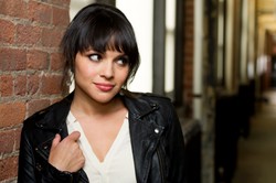 Norah Jones debiutuje z przyjaciółkami