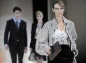 Branża modowa słynie z okrutnej atmosfery w pracy oraz wyczerpujących podwładnych szefów, takich jak główna bohaterka filmu pt. „Diabeł ubiera się u Prady”. Na antypatycznego szefa jako powód rezygnacji z pracy wskazało 53,85 proc. osób zatrudnionych w branży. Na zdj. kolekcja Giorgio Armianiego Fot. Bloomberg