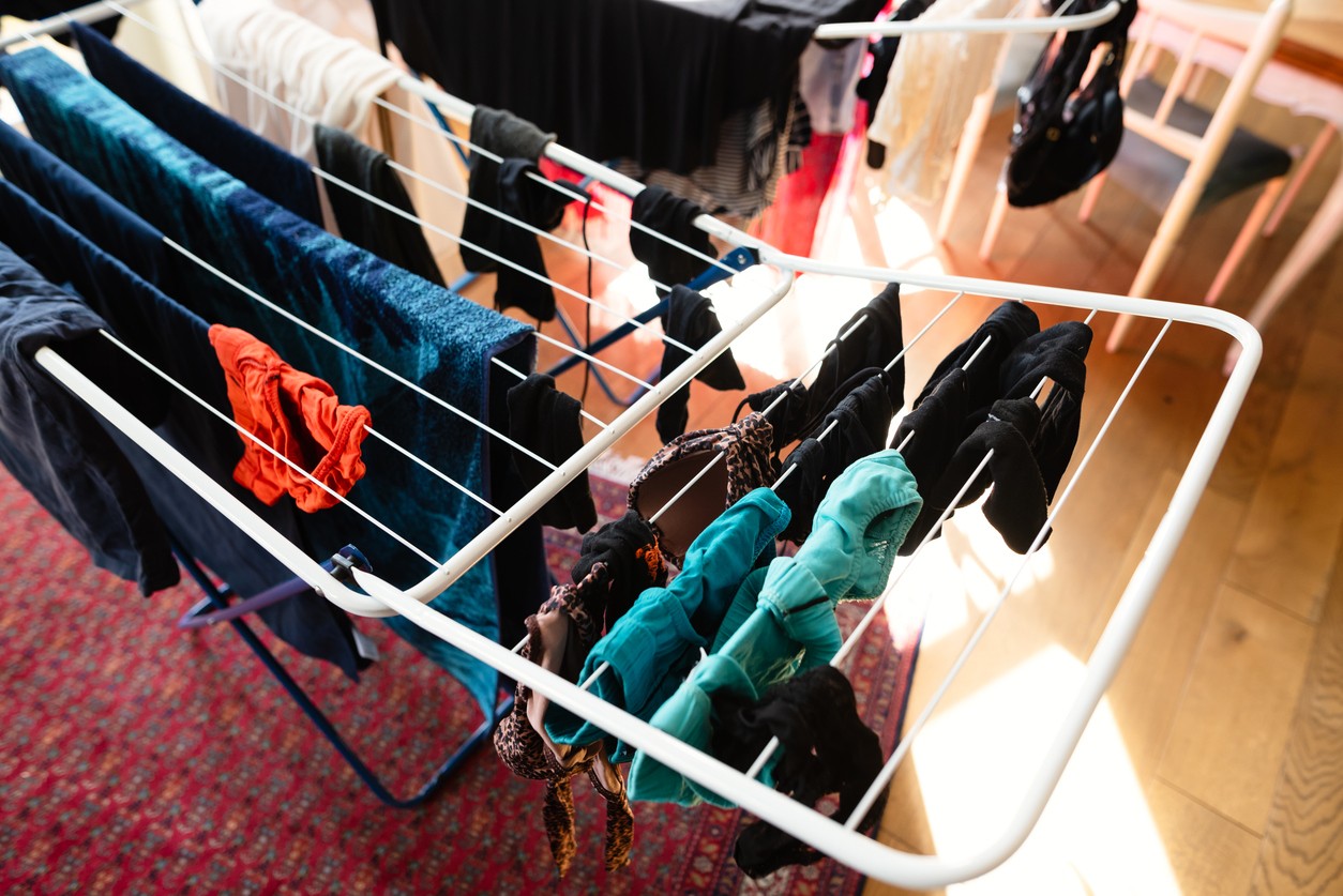 Aj zdanlivo banálna činnosť, akou je vešanie bielizne, má svoje pravidlá, ktoré dokážu proces sušenia výrazne urýchliť.