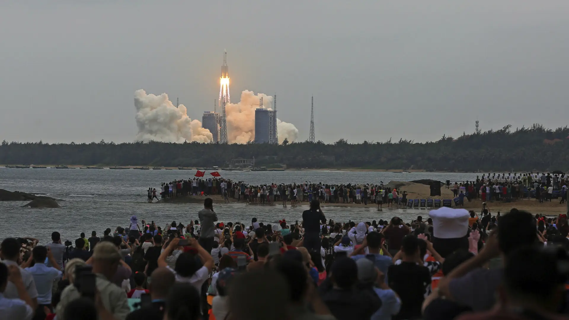 Niekontrolowana rakieta spadła do oceanu. NASA krytykuje Chiny za ryzyko tragedii