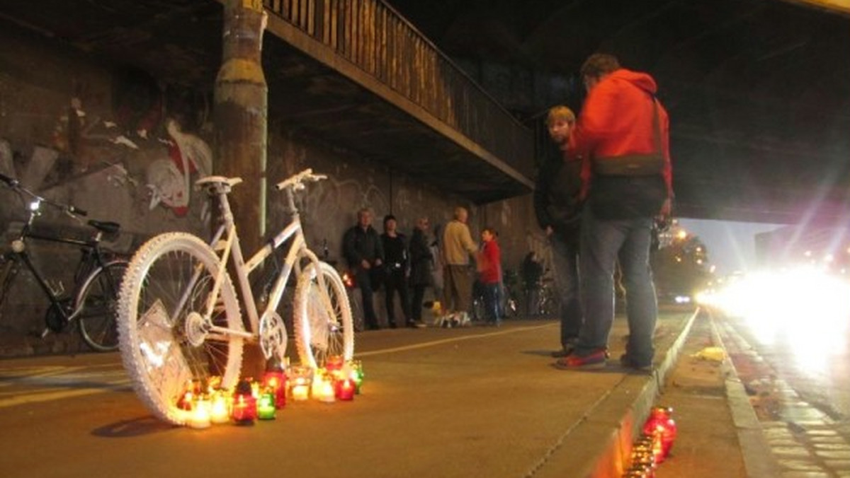 W ten sposób wrocławscy rowerzyści upamiętnili zmarłego tragicznie 77-latka. Do wypadku doszło w czwartek we Wrocławiu na ul. Legnickiej - podaje mmwroclaw.pl