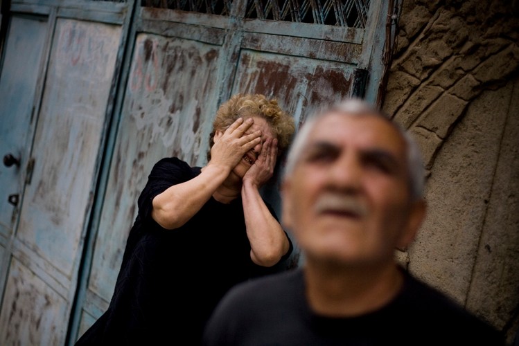 Fotoreportaż Wojciecha Grzędzińskiego zdobył 3 nagrodę w kategorii 'Wydarzenia w zbliżeniu - reportaż' konkursu World Press Photo.   Na zdjęciu: Starsza kobieta rozpacza po rosyjskim ataku na trzy cywilne budynki w Gori, 9 sierpnia 2008
