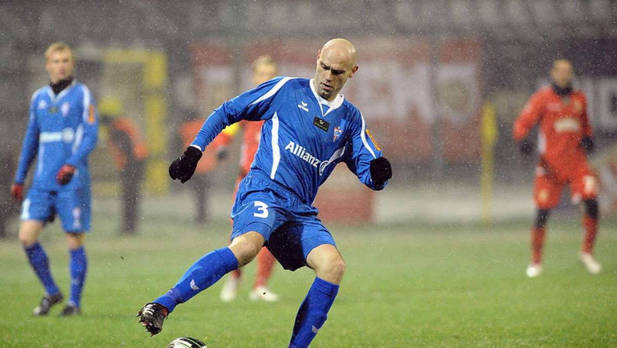 Mariusz Jop rozwiązał za porozumieniem stron kontrakt z Górnikiem Zabrze. 33-letni obrońca reprezentował barwy klubu w sezonie 2010/2011 w trakcie którego wystąpił w 23 ligowych spotkaniach - informuje oficjalny serwis klubu.