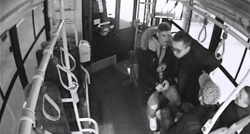 Pijana młodzież pobiła kierowcę autobusu. Szuka ich policja