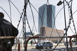 Władcy pieniędzy. Po co nam banki centralne?