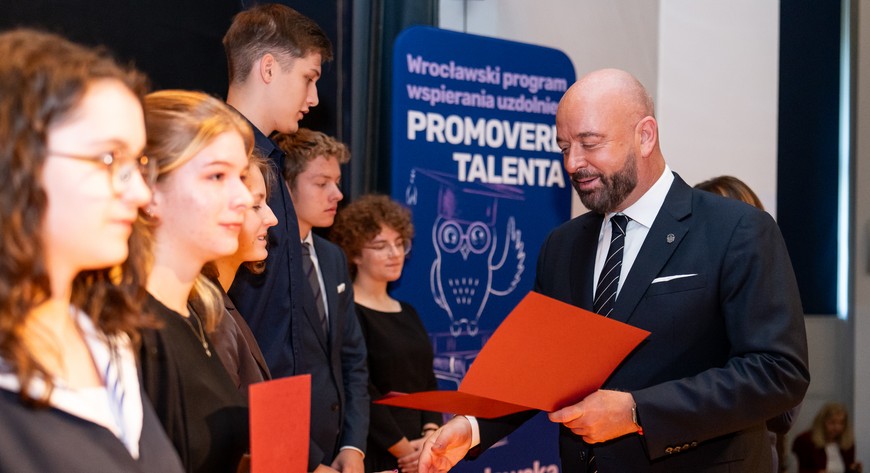 - Chcemy, żeby we Wrocławiu młodzi ludzie mieli jak najlepsze warunki do nauki i rozwijania swoich zainteresowań. Dlatego inwestujemy nie tylko w stypendia, ale również w nasze szkoły - remontujemy je, modernizujemy i poprawiamy komfort uczniów oraz nauczycieli. To inwestycja w przyszłość naszego miasta – zaznacza Jacek Sutryk, prezydent Wrocławia.