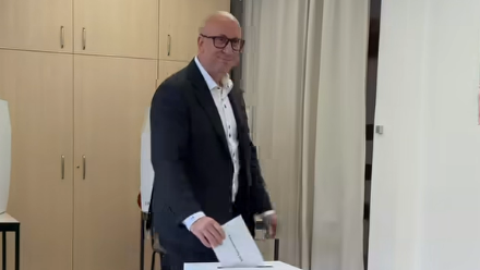 Minister dopravy a kandidát na primátora Bratislavy Jozef Ráž odovzdal svoj hlas v spojených voľbách do orgánov samosprávy obcí a do orgánov samosprávnych krajov.