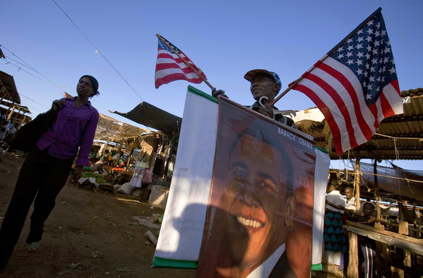 Mężczyzna z amerykańską flagą i wizerunkiem Baracka Obamy w jego rodzinnym kraju Kenii