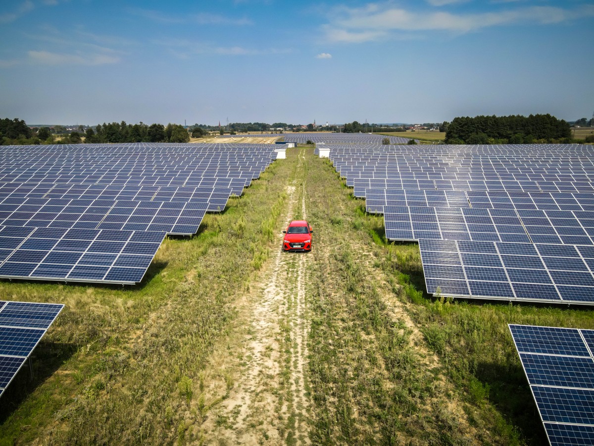 Audi e-tron Sportback na farmie fotowoltaicznej firmy Polenergia w Sulechowie