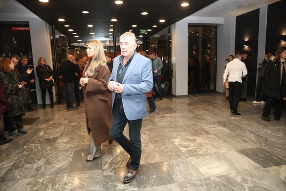 MIMA KARADŽIĆ JE NJU OŽENIO, A 35 GODINA MLAĐU OSTAVIO JER JE HTELA BRAK Ove detalje o glumcu niste znali: Danas ljubi lepoticu koju nije lako osvojio