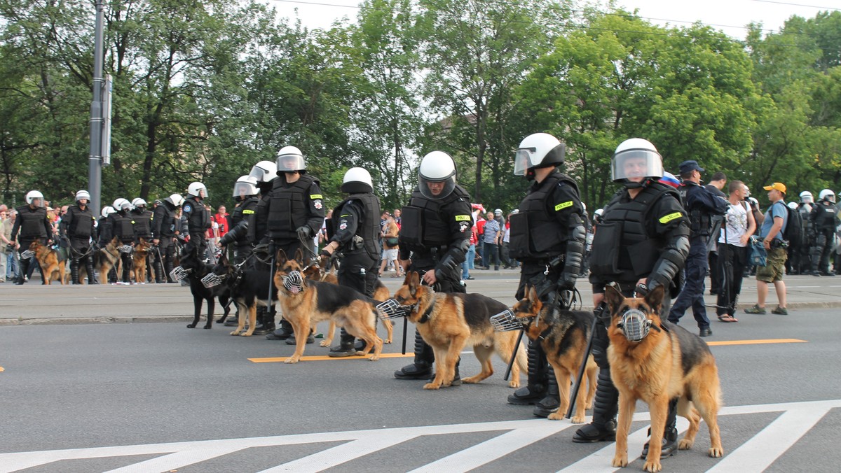 Dwóch obywateli Federacji Rosyjskiej otrzymało nakaz opuszczenia terytorium Polski. Za to, że brali udział w zamieszkach i wbiegli na murawę Stadionu Narodowego podczas meczu Polska - Rosja. Nie wjadą do Polski i strefy Schengen przez najbliższe pięć lat. Tymczasem policja zatrzymała kolejnych chuliganów dzięki nagraniom z monitoringu.