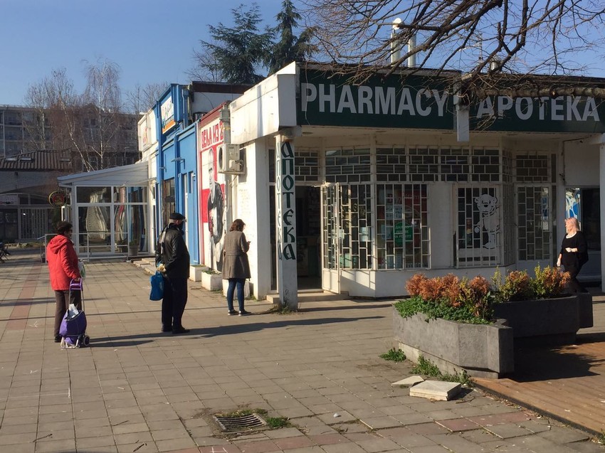 Redovi ispred apoteke, razmak od metar između svakoga ko čeka