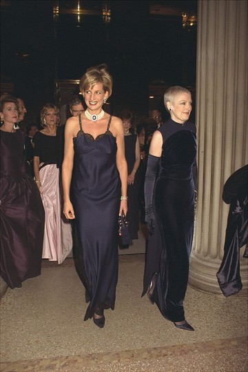 Diana hercegné (1996): A MET-gála vendéglistáján ritkán szerepelnek a királyi család tagjai, éppen ezért volt különösen emlékezetes Diana hercegné megjelenése 1996-ban. A később ikonikussá vált eseményre egy sötétkék, csipkés részletekkel díszített Dior selyemruhát viselt. A darabot a fiatal John Galliano tervezte, aki ekkoriban még kevésbé volt ismert. Az elegáns, mégis merész választás tökéletesen tükrözte Diana kifinomult, ugyanakkor határozott stílusát, amely a kilencvenes években egyre inkább az avantgárd divattervezők irányába nyitott.