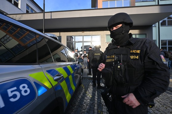 (VIDEO) HAOS U SRCU EVROPE! Bačeni Molotovljevi kokteli na Ruski dom, Moskva besna: "To je varvarski čin"