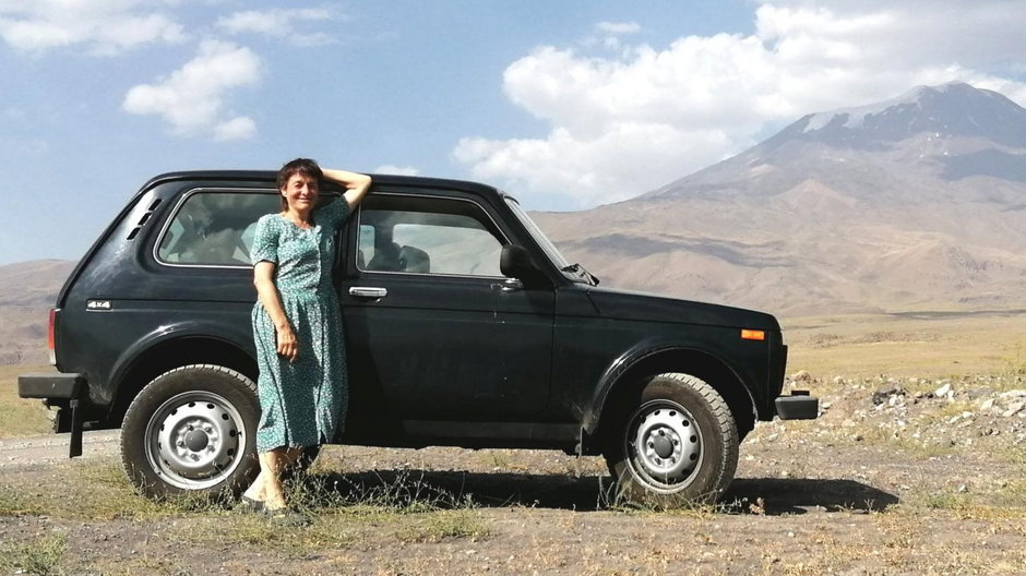 W wieku 68 lat Margot Flügel-Anhalt pojechała Ładą Nivą pod Nanga Parbat w Himalajach. Tutaj podczas postoju w Turcji