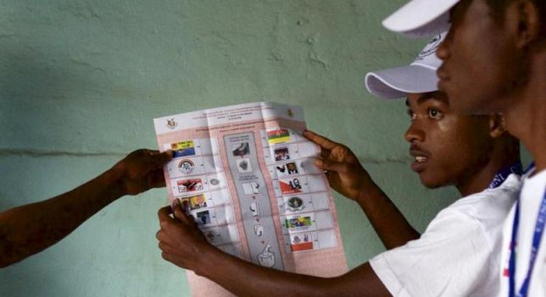 Burundi counts votes as thousands flee political crisis