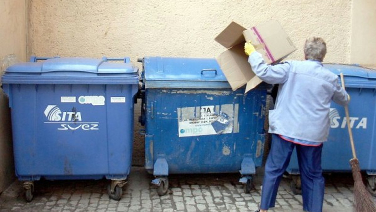 Uchwalone niedawno stawki za wywóz odpadów nie wejdą w życie. Nowe stawki mają być łagodniejsze m.in. dla osób samotnych i mieszkańców blokowisk.