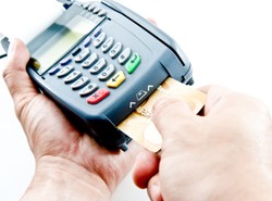 Kart używamy coraz częściej, płacimy coraz mniej