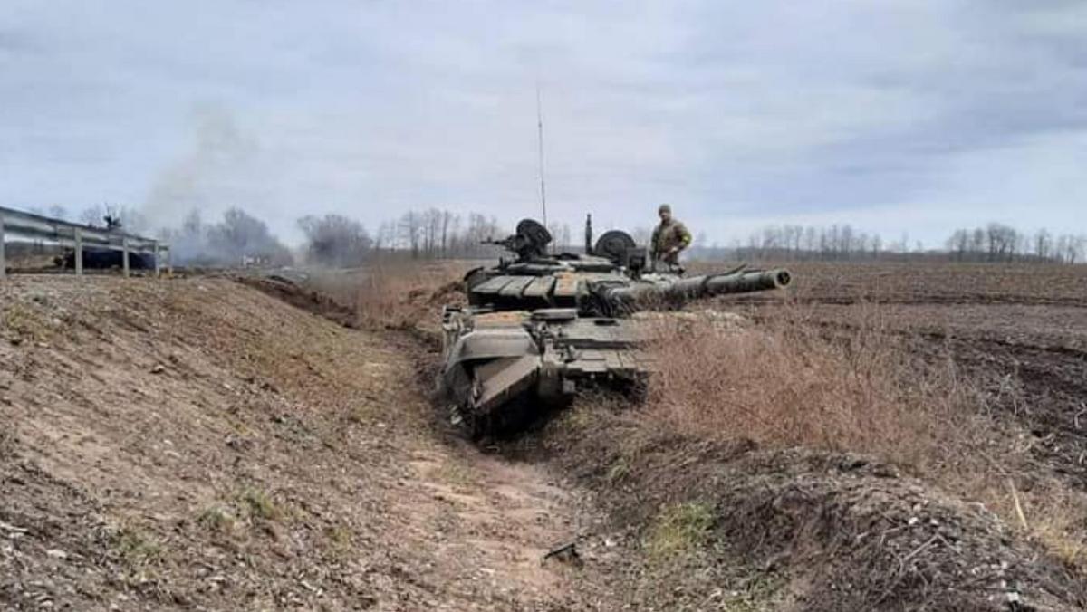 Rosyjski czołg porzucony przy jednej z dróg w Ukrainie
