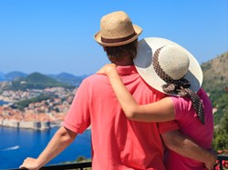 Orientuj się! Te zagraniczne zwyczaje randkowe warto znać - szczególnie podczas wakacyjnych wyjazdów...