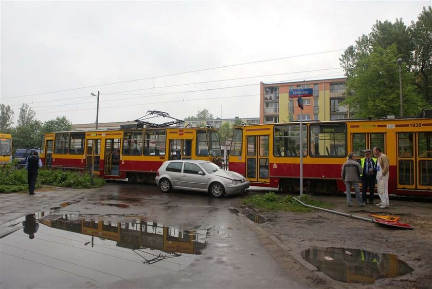 Samochód zderzył się z tramwajem