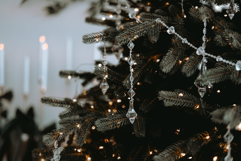 Modna choinka 2024: kryształy, szkło