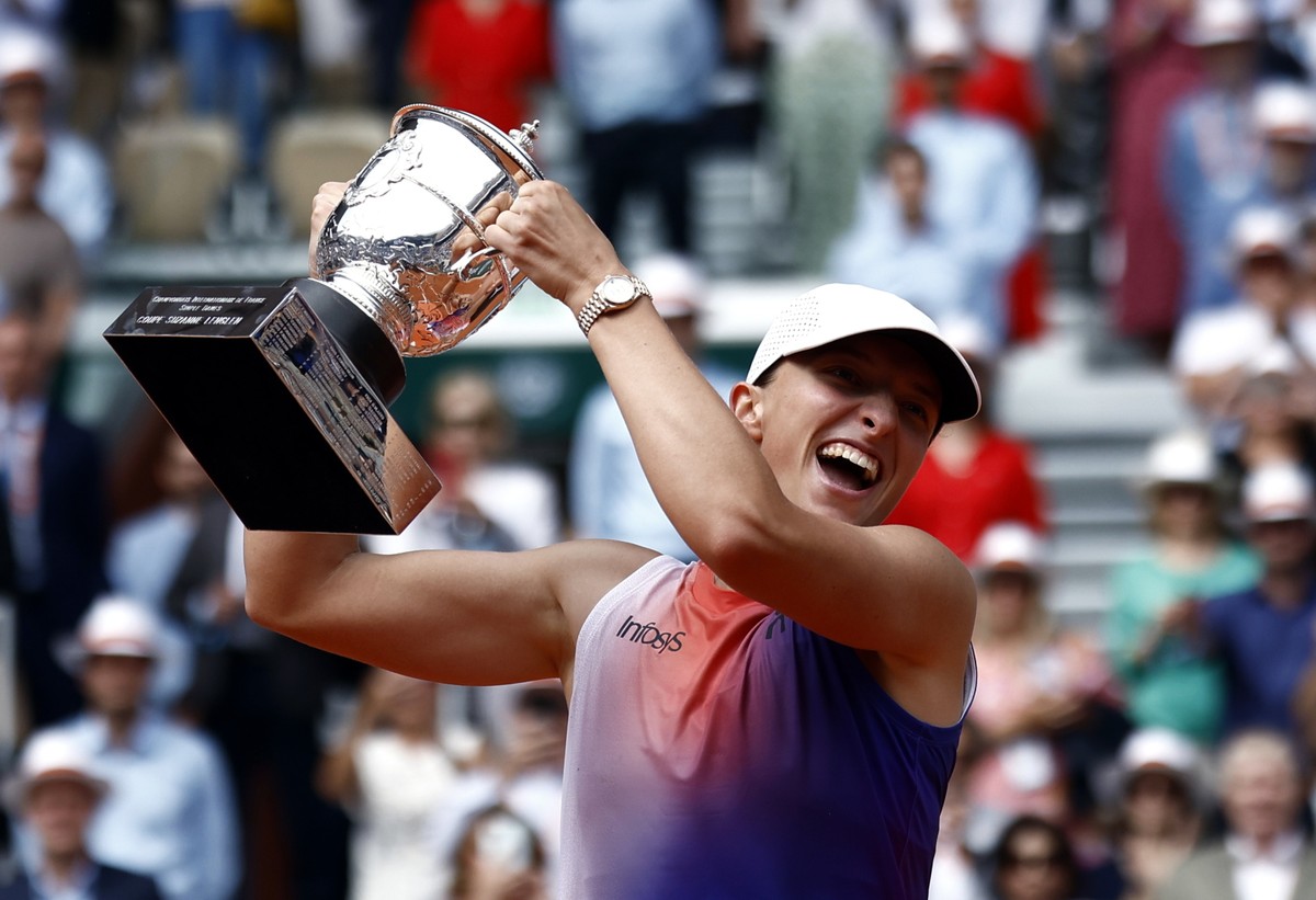 Iga Świątek z pucharem French Open 2024