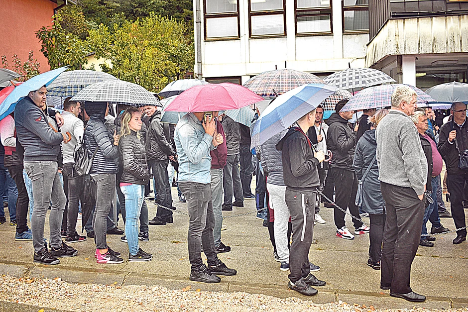 Milovanović je organizovao sramni skup ispred suda na kojem su ga radnici "podržali"