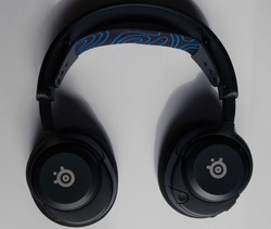 Takiej funkcji inne słuchawki nie mają. Recenzja SteelSeries Arctis Nova 5P