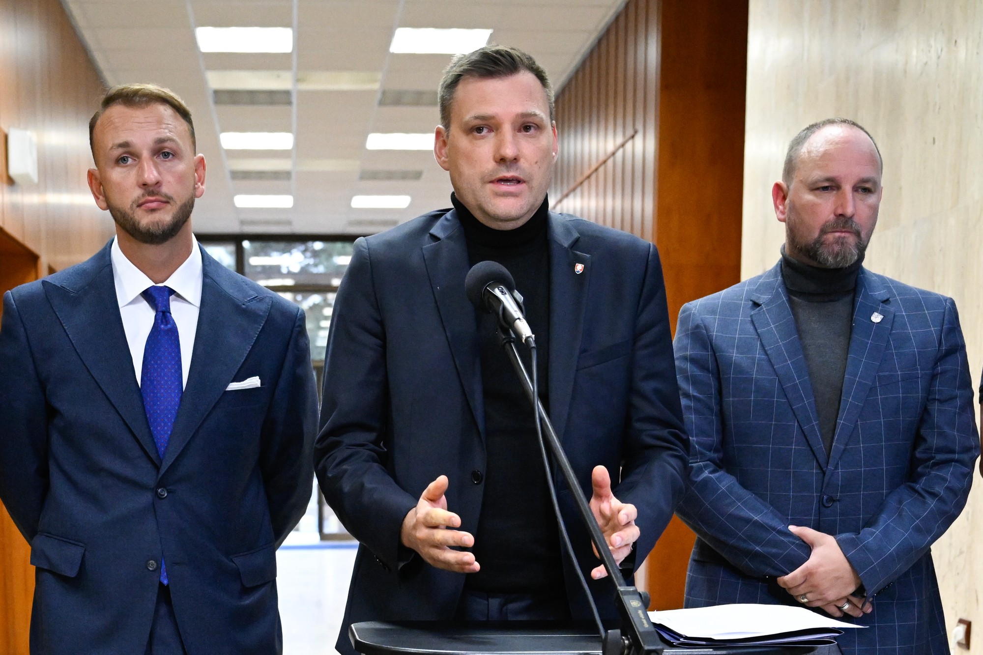 Minister vnútra SR Matúš Šutaj Eštok (HLAS-SD), podpredseda vlády a minister životného prostredia SR Tomáš Taraba (nominant SNS) a predseda Trnavského samosprávneho kraja Jozef Viskupič