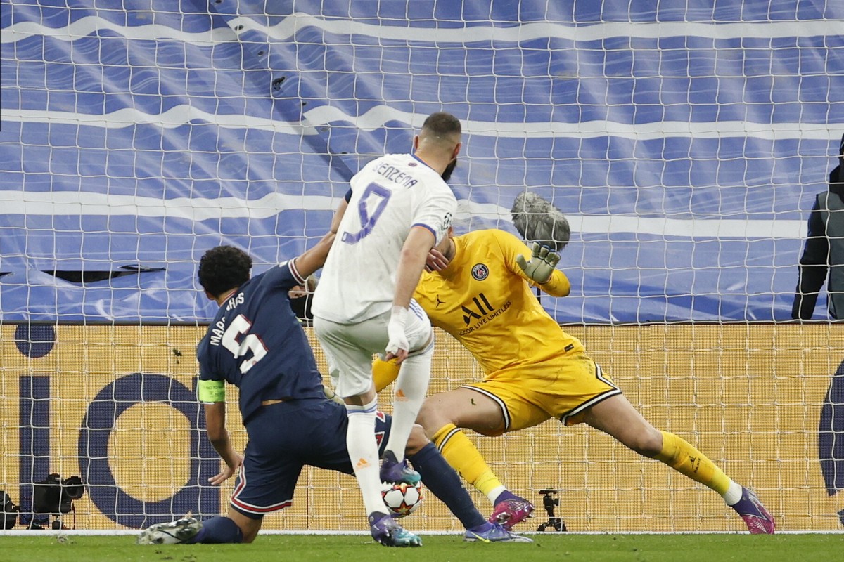 Karim Benzema (w białym stroju)