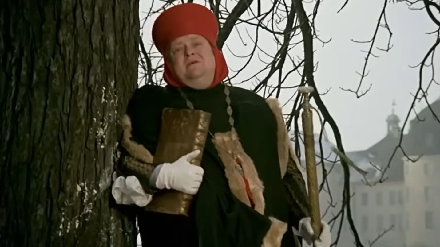 Vo filme Tri oriešky pre Popolušku si zahral Jan Libíček preceptora.