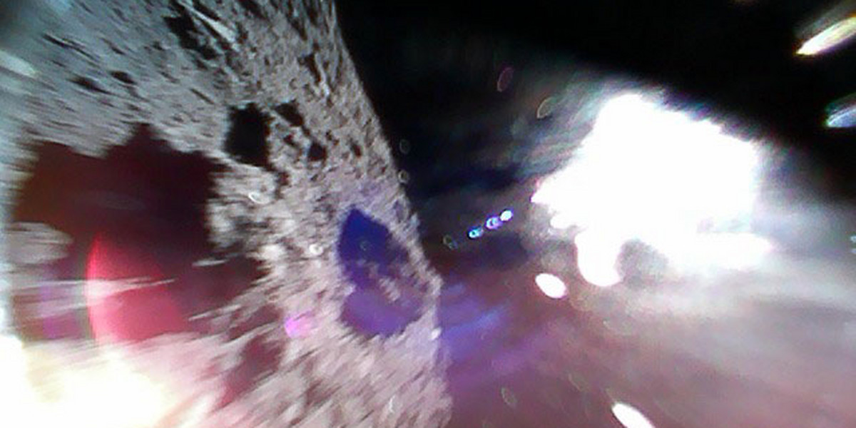 Statek kosmiczny Hayabusa2 wystartował w kierunku asteroidy Ryugu w grudniu 2014 roku. Na zdjęciu asteroida podczas skoków jednego z łazików na jej powierzchni
