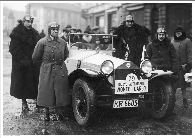 Uczestnicy rajdu Monte Carlo 1928. Jan Ripper (2. z prawej), Wilhelm Ripper, inżynier Dubieński i redaktor Jan Śmiechowski przy samochodzie Lancia na chwilę przed startem. Źródło: Narodowe Archiwum Cyfrowe.