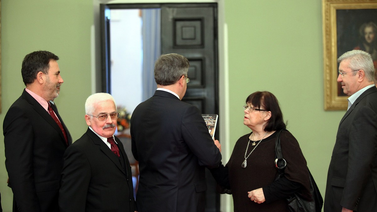 Politycy sceptycznie podchodzą do pomysłów dotyczących monitorowania mediów. Jak podkreślają, departament monitorujący radio i telewizję istnieje już w ramach KRRiT. Nie widzą też skutecznego sposobu na monitorowanie treści w internecie.