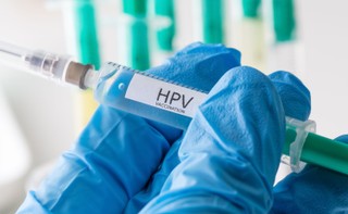 Polska na drodze do eliminacji HPV. Szczepienia w szkołach kluczowe, ale system wymaga pilnej naprawy [materiał partnera]