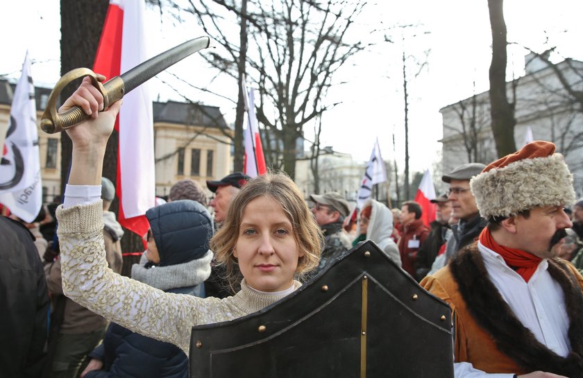 Dziwaczna pikieta pod Trybunałem. Dlaczego się tak przebrali?