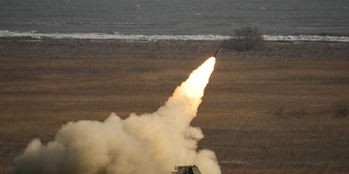 Ukraina chce nową amunicję do wyrzutni HIMARS.