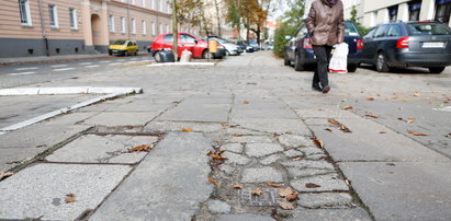 Drogowcy remontują chodniki