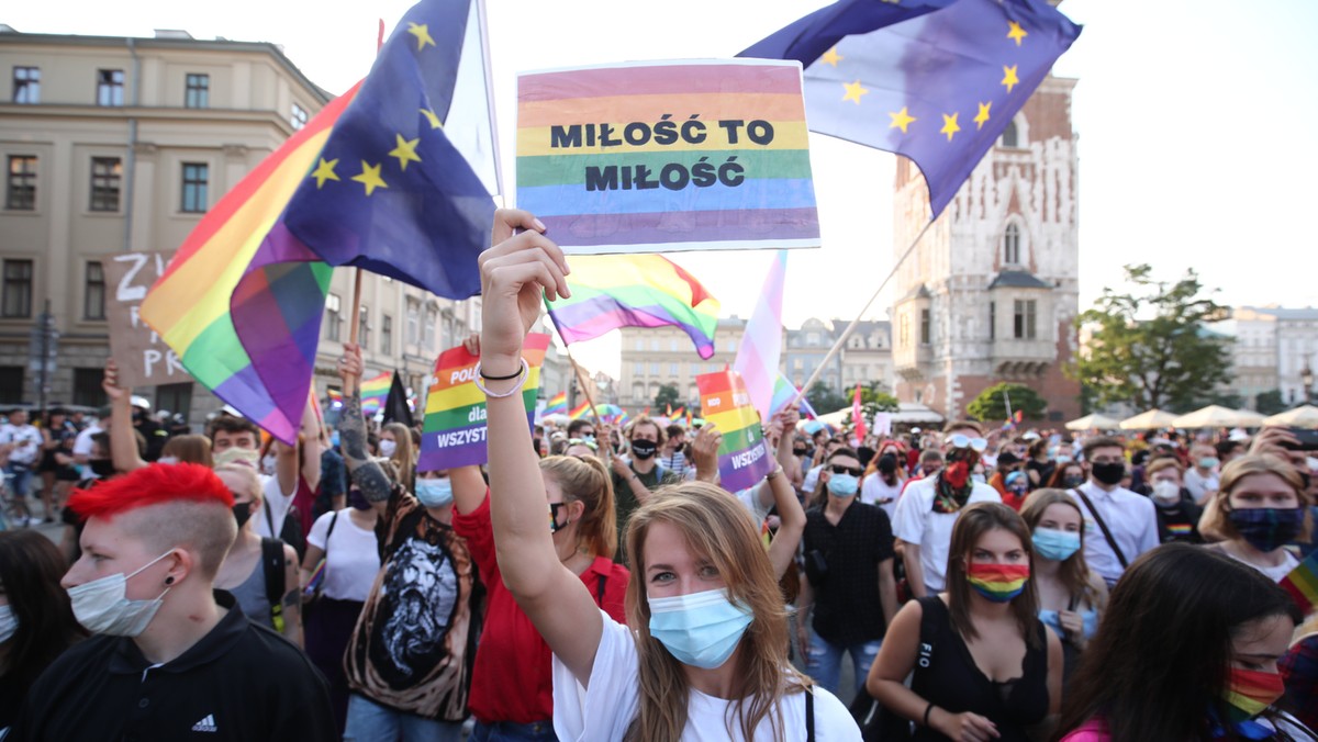 - Mamy prawo do szczęścia i do świętego spokoju w naszym domu, w naszej ojczyźnie – mówiła Justyna Bołoz ze Stowarzyszenia Queerowy Maj podczas sobotniego "Marszu Równości" na Rynku Głównym w Krakowie. Demonstracji środowiska LGBT+ towarzyszyły kontrmanifestacje. W jednej z nich uczestniczyła małopolska kurator oświaty Barbara Nowak.