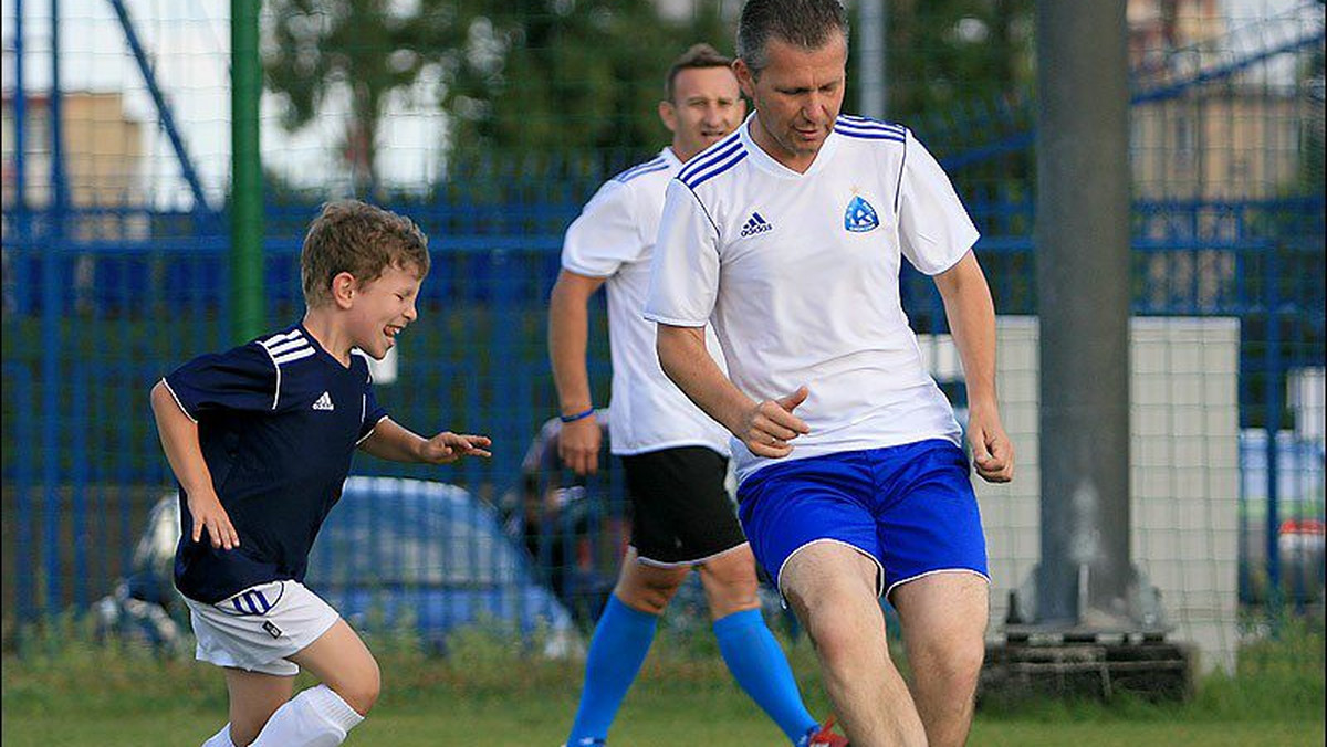 Drugi szkoleniowiec GKS-u Katowice zagrał ostatnio ze swoim synem w piłkę... Kibiców z Katowic rozwścieczył tym, że zagrał w koszulce Ruchu Chorzów.