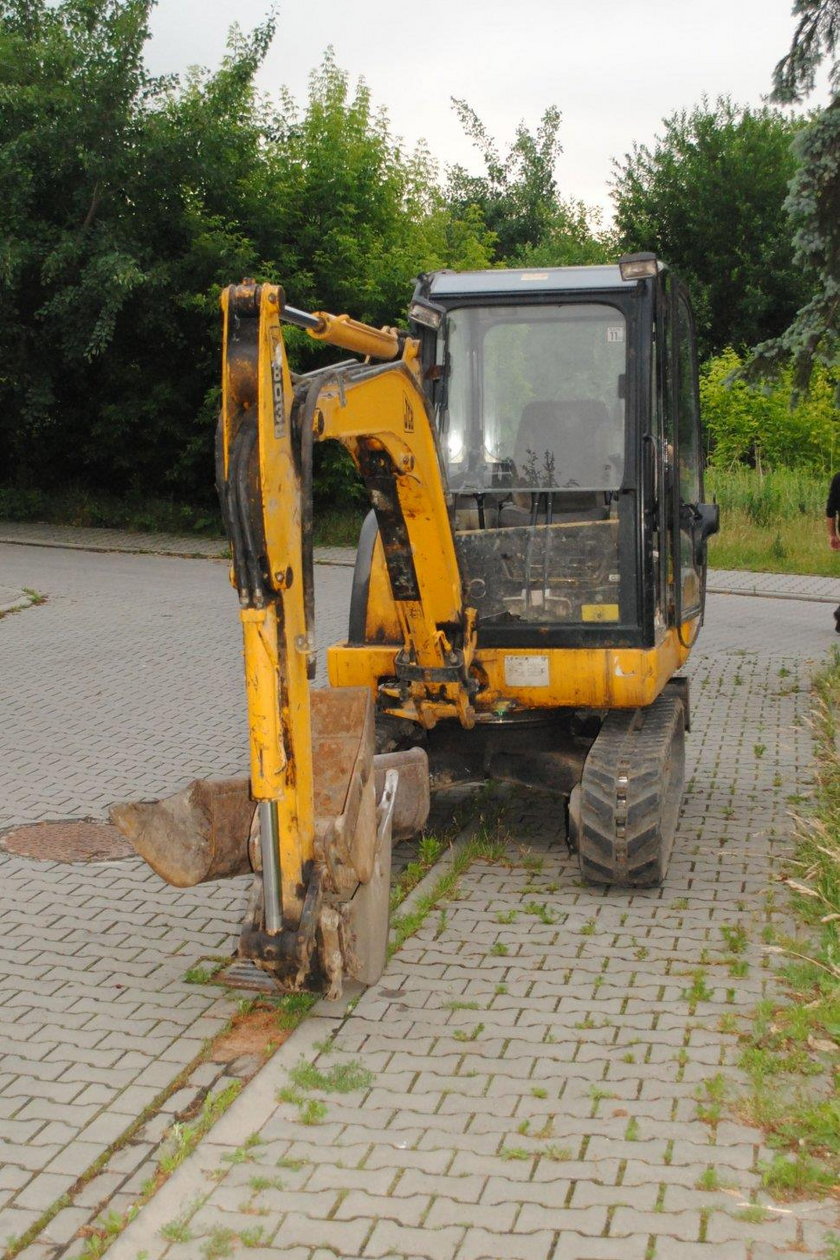 Sosnowiec. Dwaj złodzieje w wieku 17 i 39 lat skradli koparkę gąsienicową 