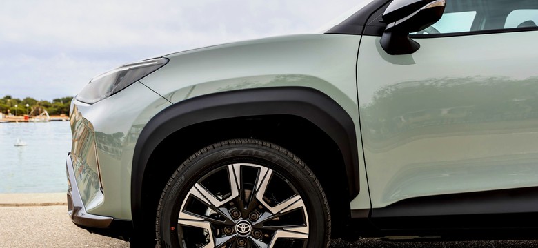 Ma silnik 1.5 i spala 2,73 l na 100 km. Nowa Toyota znika w ciemno. Ile kosztuje?