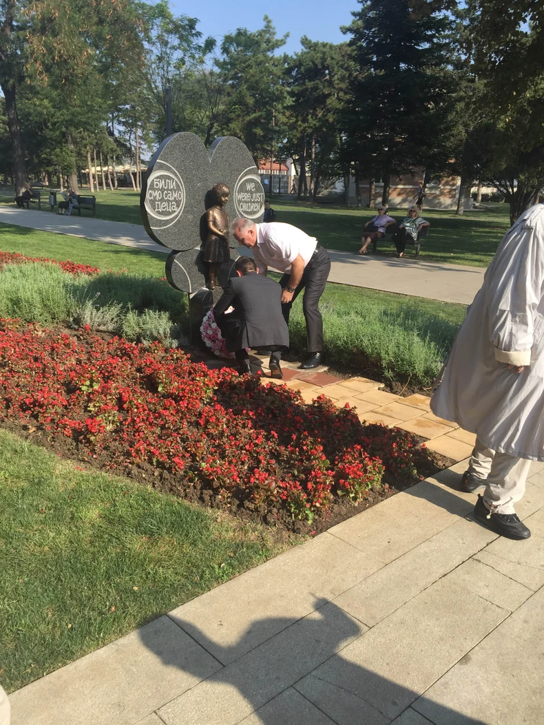 Vulin i Dmitrović spustili venac ispod nove biste u Tašmajdanskom parku